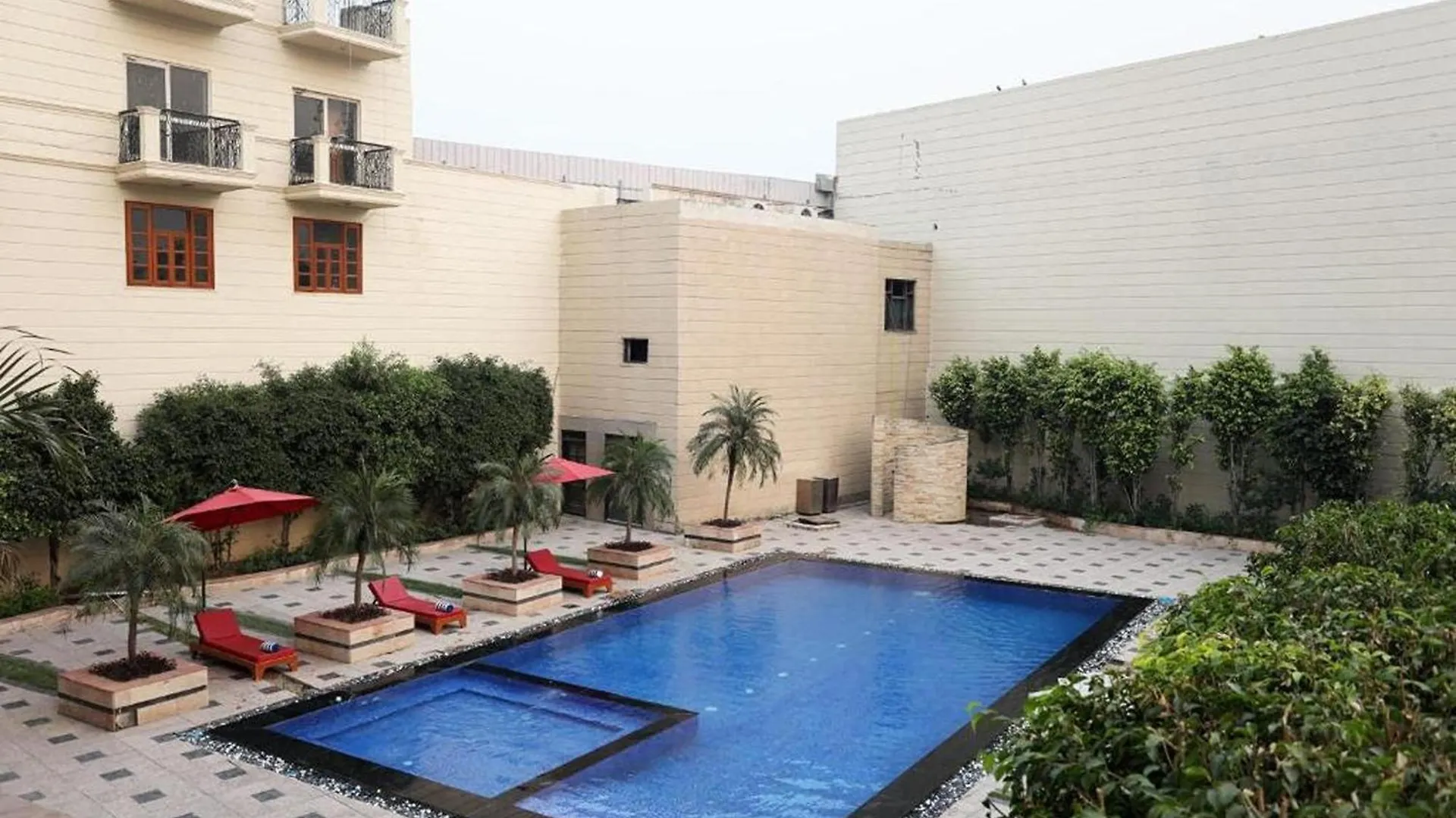 Fabhotel Prime The Western With Swimming Pool New Delhi