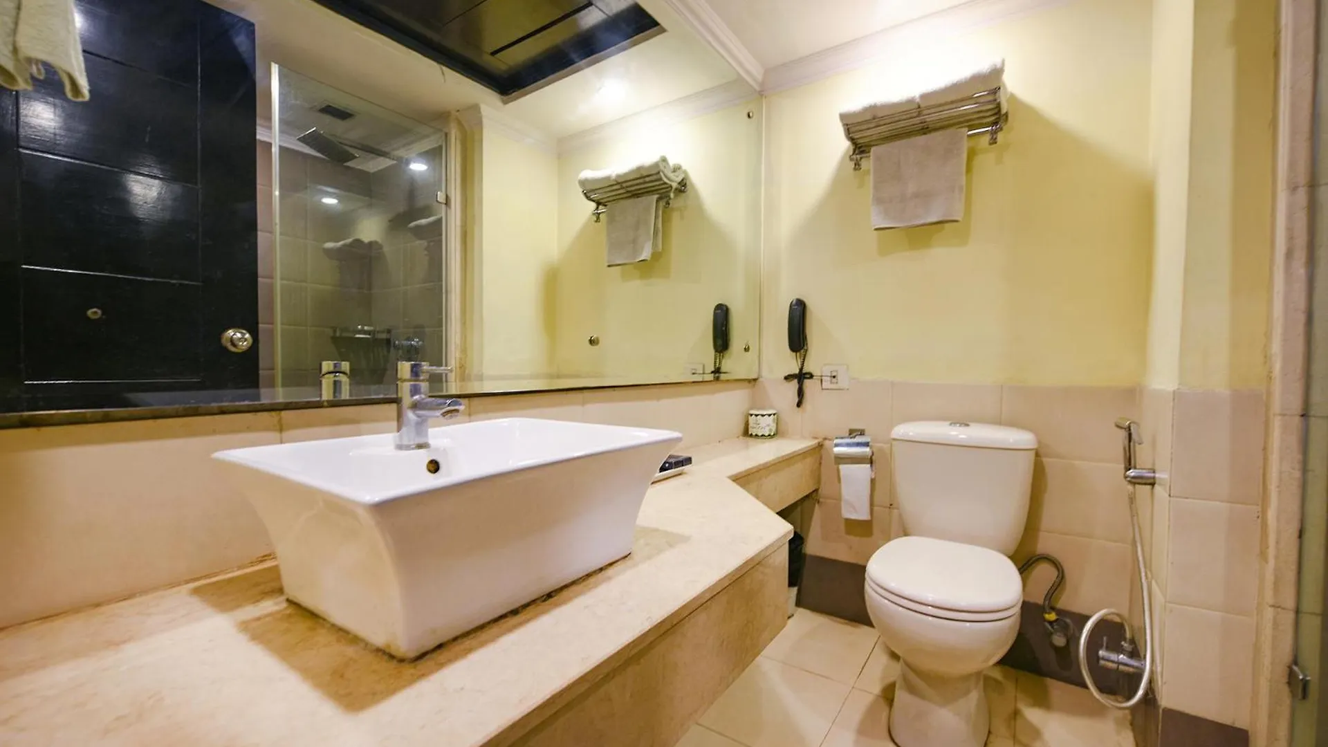 Fabhotel Prime The Western With Swimming Pool New Delhi India
