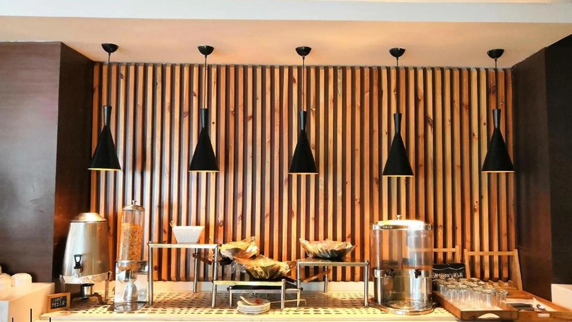Hotel Fabhotel Prime The Western With Swimming Pool New Delhi