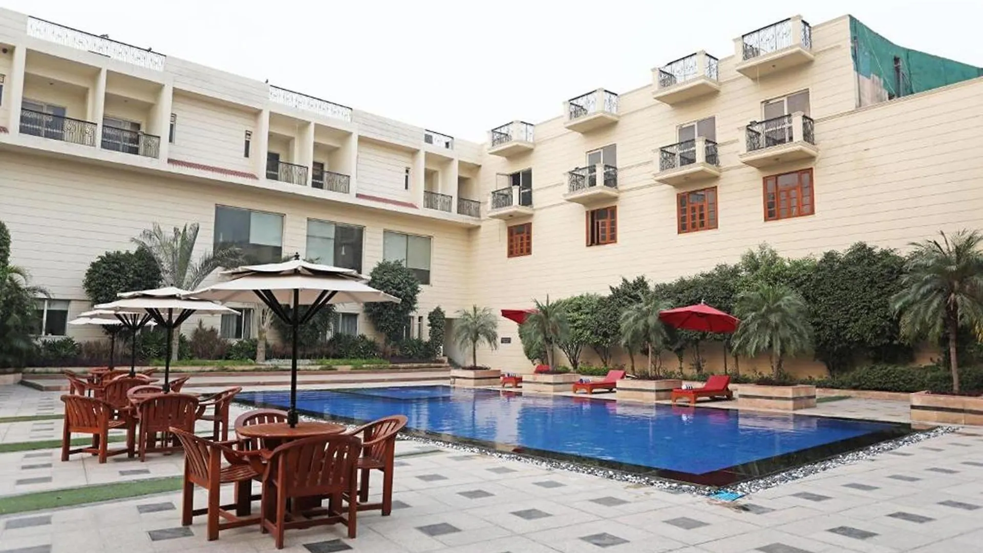 Fabhotel Prime The Western With Swimming Pool New Delhi